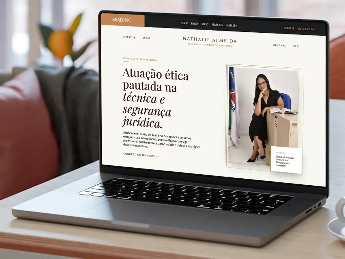 Notebook em cima de uma mesa de madeira exibindo na tela o site de advocacia de Nathalie Almeida, com texto em destaque e a foto de uma advogada sentada em seu escritório.